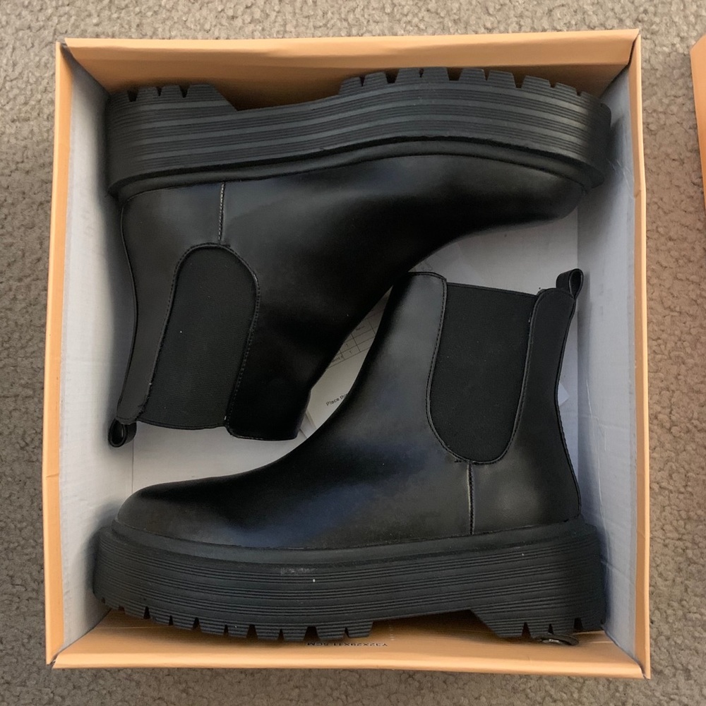 CHUNKY CHELSEA BOOTS